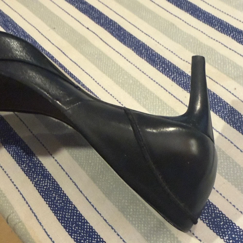 Elegant Talbots Black Leather Women's Pumps - Picture 12 of 12